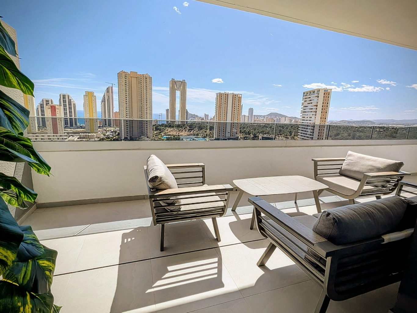 Terrasse avec salon de jardin et vue mer – Eagle Tower Appartement Eagle Tower Collection Signature – terrasse 40 m² avec salon de jardin et vue sur la skyline de Poniente et la mer à Benidorm